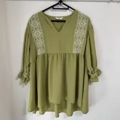 ビームス　ビームスハート　オリーブ　グリーン Vネック　刺繍　ブラウス　春