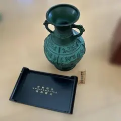 緑色の陶器花瓶と黒いトレイ