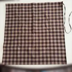 ブラウン・ベージュのチェックエプロン