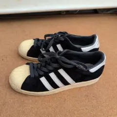32 adidas スエード スニーカー 黒/白