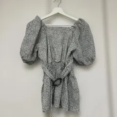 ドット柄パフスリーブブラウス