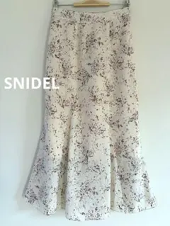 美品⭐︎SNIDEL 花柄ロングスカート マーメイドスカート　フレア オフホワイトのサムネイル