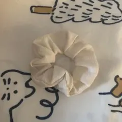 シュシュ オフホワイト シンプル