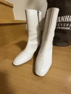 ホワイトレザーショートブーツ 中ヒール