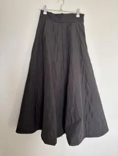 黒いキルティングフレアロングスカート