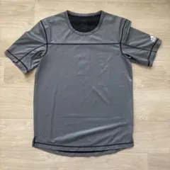 adidas グレー Tシャツ 速乾性 3本ライン