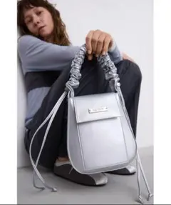 un/neu シルバー ショルダーバッグ