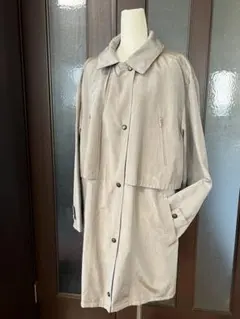 SANYO COAT製軽量素材のカジュアルなグレーの春秋用ハーフコート美品のサムネイル