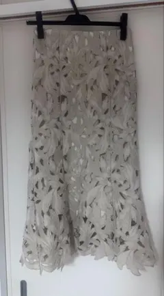 Snidel 刺繍入りベージュタイトスカート