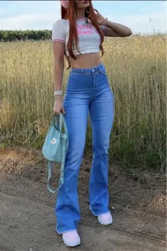 Fashion Nova ハイウエストライトブルージーンズのサムネイル