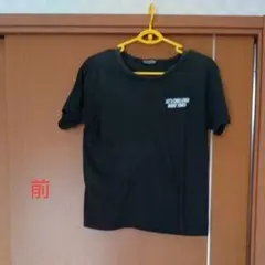 黒のロゴ入りTシャツ