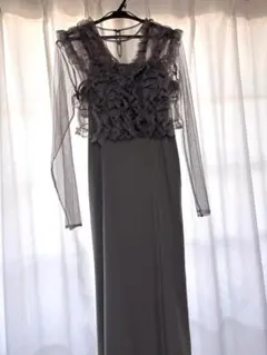 グレーのパーティードレスとジャケットセット