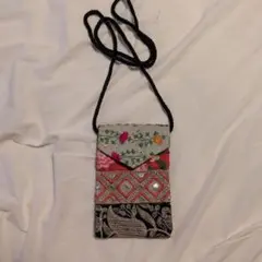 アジアネパール刺繍のスマホショルダーバッグ