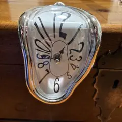 ジャンク品　サルバトール　ダリのデザインのアート時計　電池を入れても動きません
