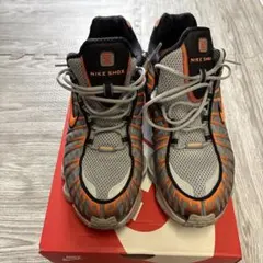Nike Shox グレー/オレンジ スニーカー