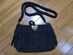 黒いフリンジ付きサコッシュ