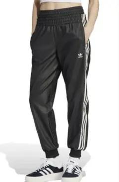 完売　adidas W SST TRACKPANTS フェイクレザーパンツ