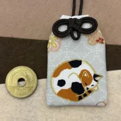 ねこ 三毛猫 ミケ チャトラ 金縁取り お守り袋 （ベージュ・中サイズ）