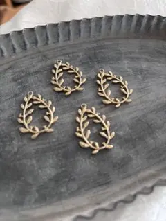 葉のモチーフ 金属製チャーム 4個セット