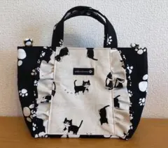【57】ハンドメイド　フリル付きトートバッグ　ハチワレ　猫　肉球