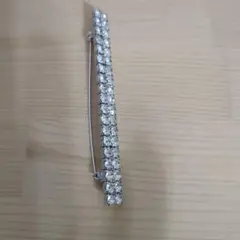ラインストーン 2連 バーブローチ シルバーカラー　ブローチ