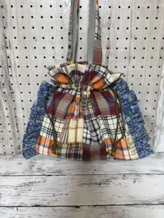 チェック柄と花柄のバッグ