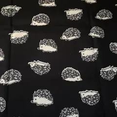 ハリネズミ　黒地　綿プリント
