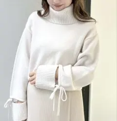 MERCURYDUO オフタートルリストスリットクロップドニット