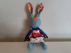 青いウサギのぬいぐるみ