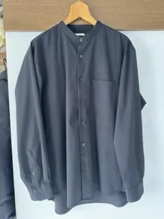 黒の長袖シャツ ボタン付き