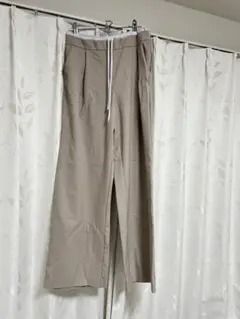 ベージュ パンツ