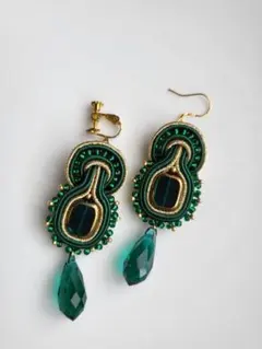 ソウタシエ ヘアコームと耳飾りのセット 黒と金 ソウタシエ ヘアコームと耳飾りのセット 黒と金 ソウタシエ