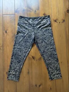 ZUMBA レギンス 黒と金のパターン