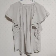 フリル付きライトグレー ノースリーブシャツ