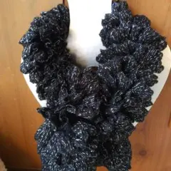 メルカリ市特価 新品 手編み ラメ入りフリルミニマフラー 黒