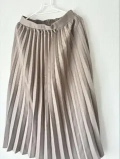 ベージュプリーツスカート