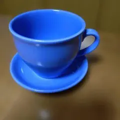 青い陶器製カップとソーサーセット