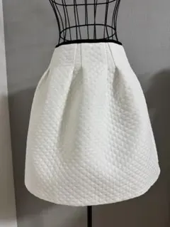 ViS スカート　膝丈スカート　キルティング　ふんわりシルエット ホワイト