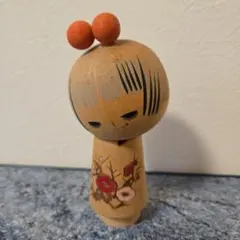 昭和レトロ　木製こけし人形 花柄 赤い髪飾り