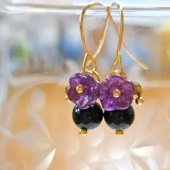 お花とオニキスとチェコビーズのピアス - メルカリ