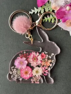 うさぎ　キーホルダー　レジン　チャーム　透明薄ピンク＆マトリカリア　ハンドメイド