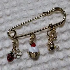 うさぎといちごのカップケーキのカブトピン　ブローチ新品