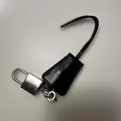 tumiレザー製キーホルダー 南京錠付き