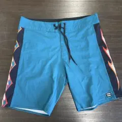 青いフレイムプリントショートパンツ
