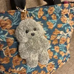 ＊うるうるトイプードル　毛糸キーホルダー＊ぬいぐるみマスコットグレーシルバー灰色