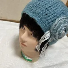 青いニット帽 花モチーフ ポンポン付き