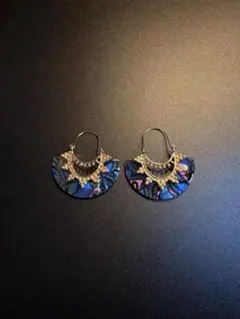 ハーフムーン型ピアス 青紫 クリスタル装飾