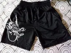 黒いドラゴンプリントメンズショートパンツ