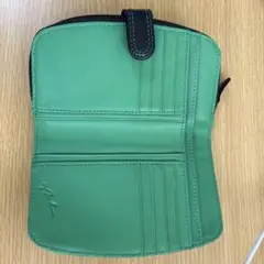 緑のレザー二つ折り財布