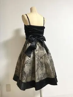 フラワー装飾付きブラックベージュドレス